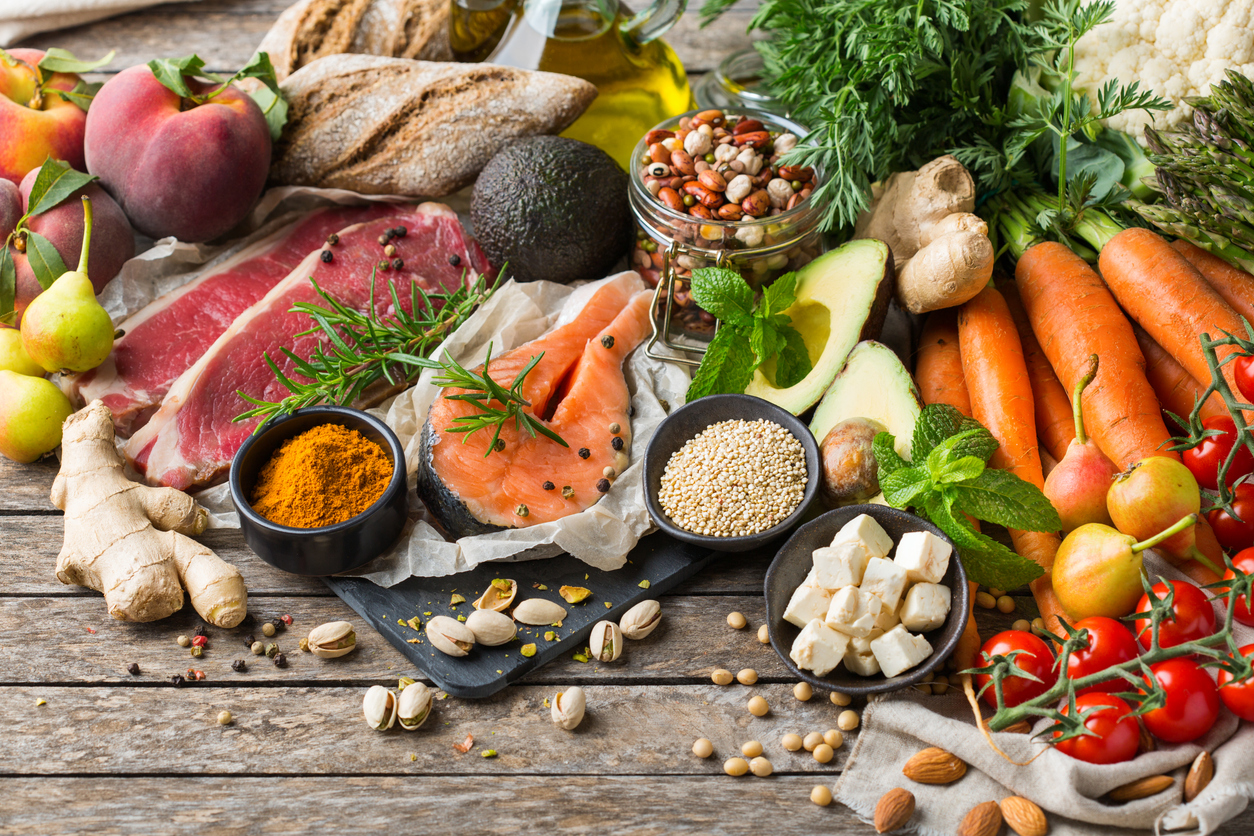 La dieta mediterránea enfatiza el consumo de cereales integrales, legumbres, frutas, verduras y aceite de oliva