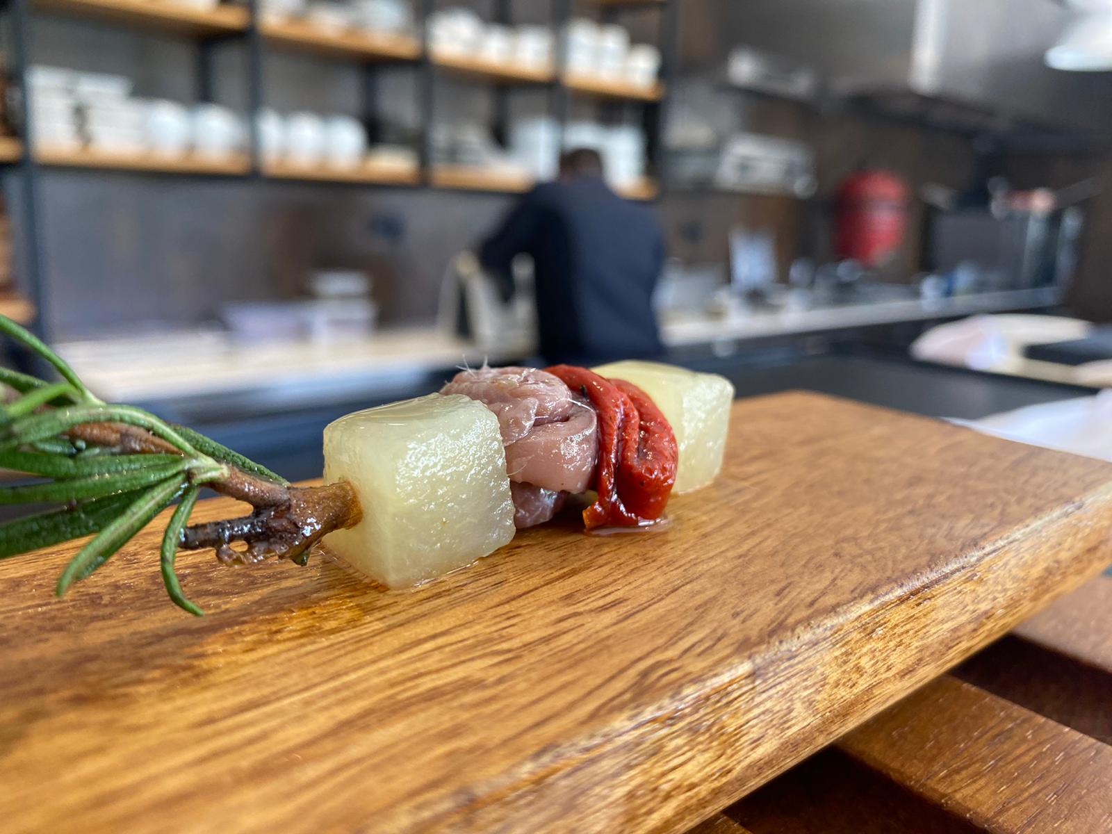 La fruta tambien puede encurtirse y presentarse en brochetas para el verano.