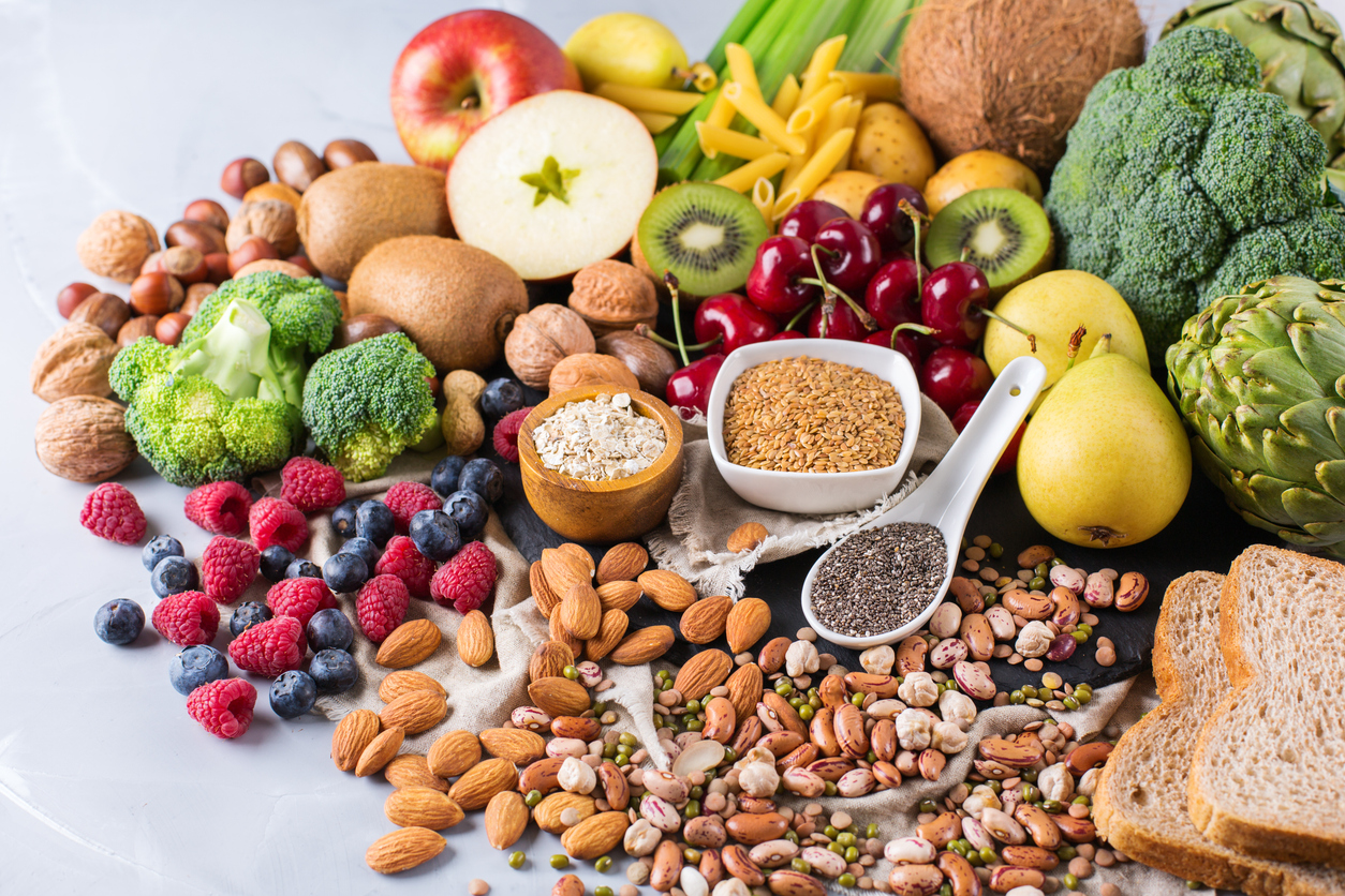 Las frutas, las verduras, los cereales integrales y los frutos secos son alimentos ricos en fibra.