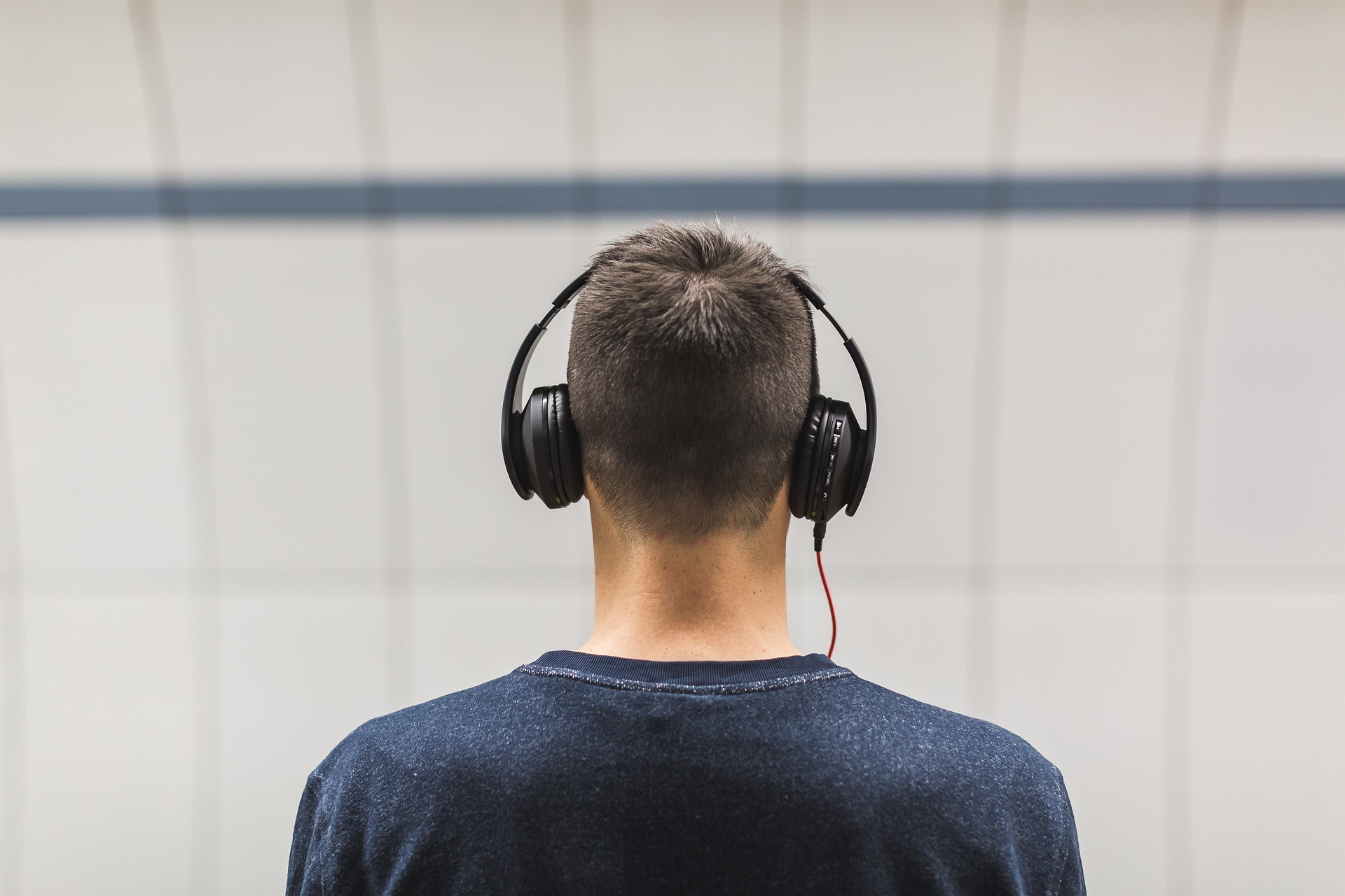 Según la neurocientífica, la música que elijamos para trabajar debe tener tempo lento y ninguna letra.