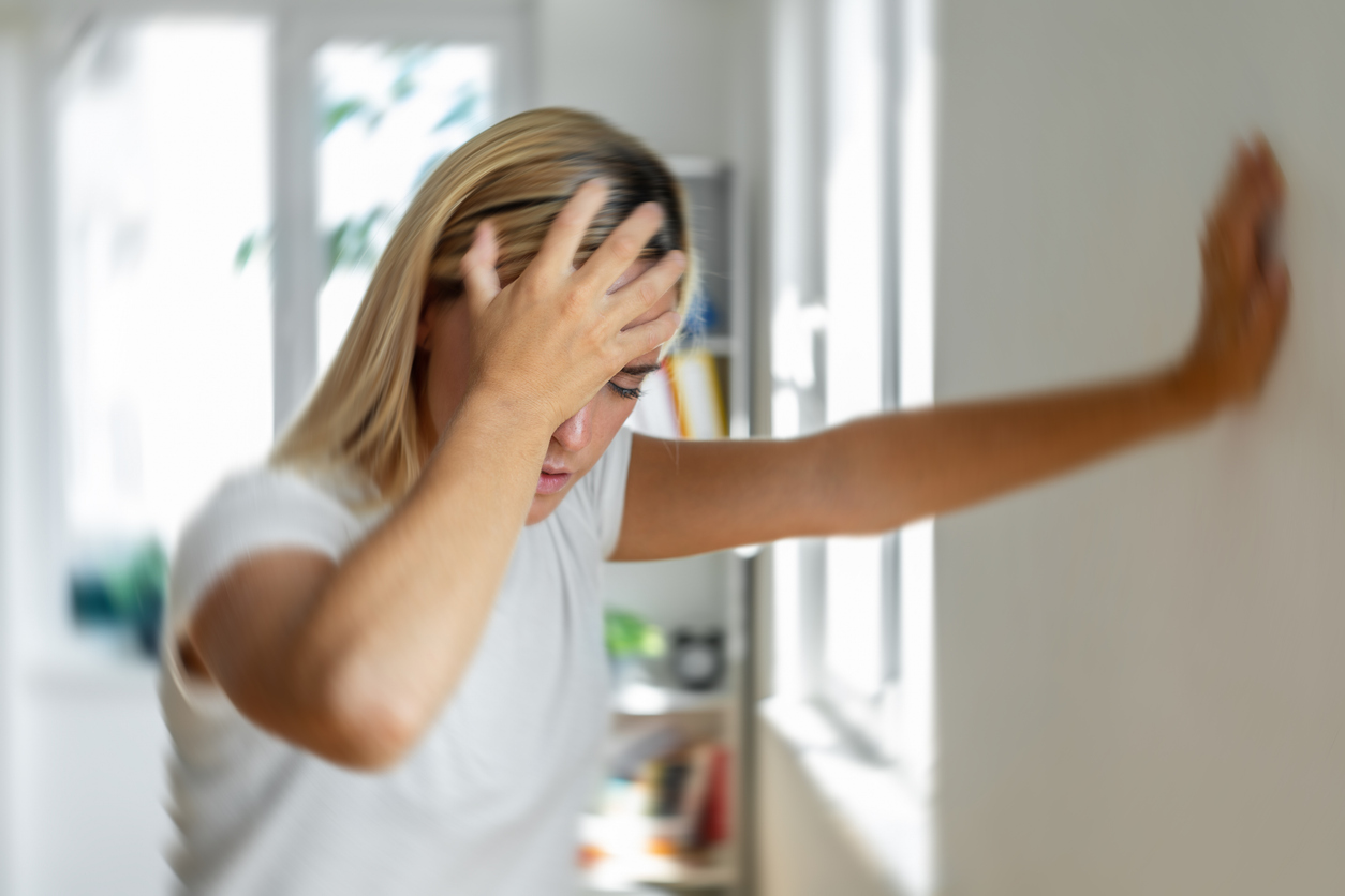 El cuerpo humano puede ser complejo, y asi como existen una gran variedad de enfermedades, unas afectan mas a las mujeres que otras. Algunas de estas afecciones, incluso, son muy poco conocidas y con frecuencia estan infradiagnosticadas en España, ya que el organismo puede presentar sintomatologia muy similar al de otros problemas. Uno de estos casos es el de las pacientes que padecen disautonomia, tambien conocida como insuficiencia autonoma, y que aparece, por lo general, durante la adolescencia, pero tambien antes de la menopausia.