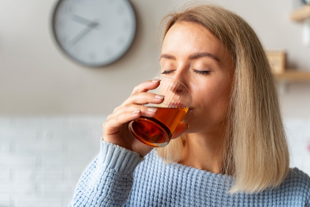 Mujer bebiendo te rooibos