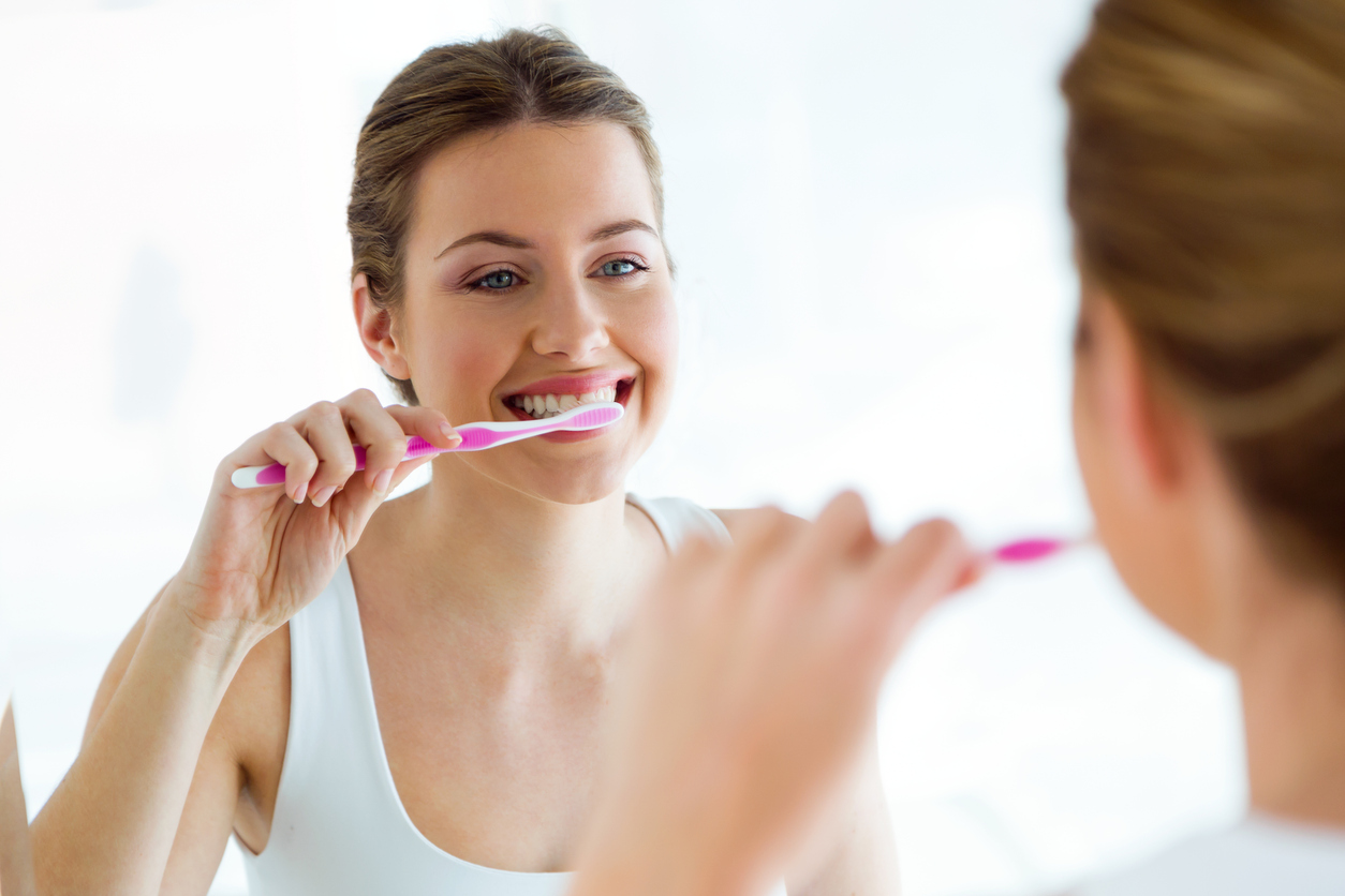 Mujer cepillandose los dientes