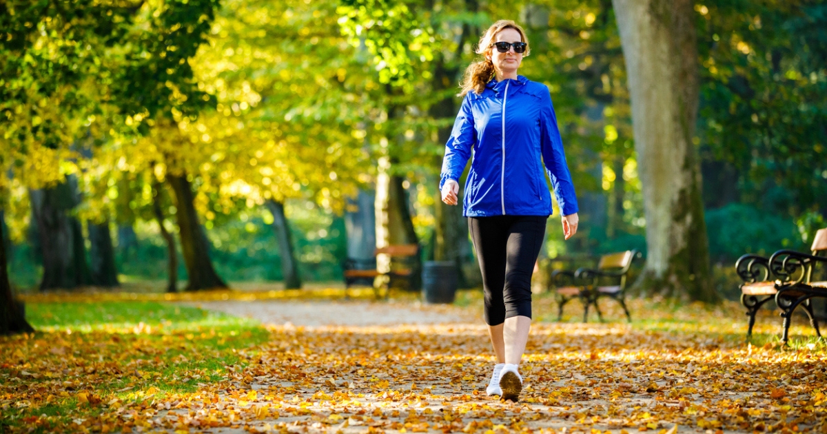 Mujer paseando por un parque