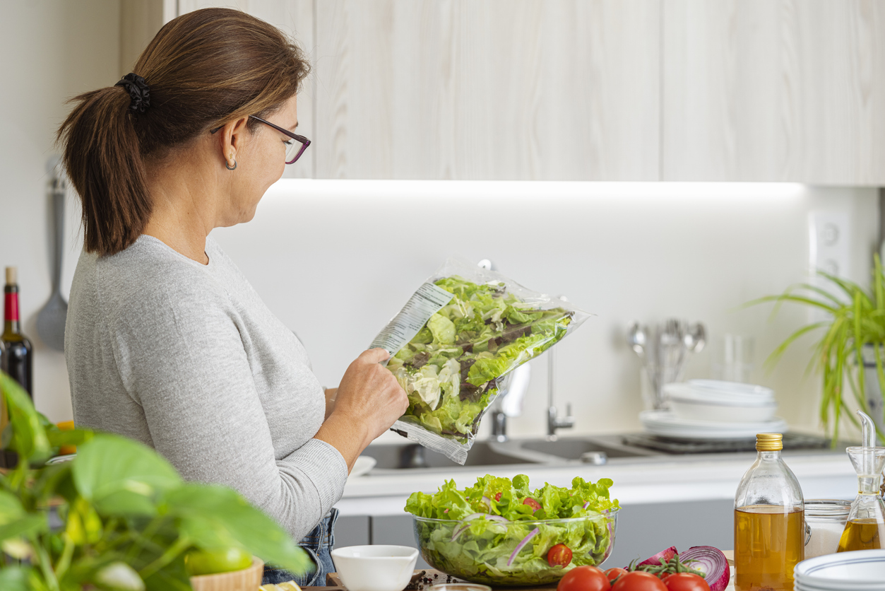 Mujer preparando ensalada.