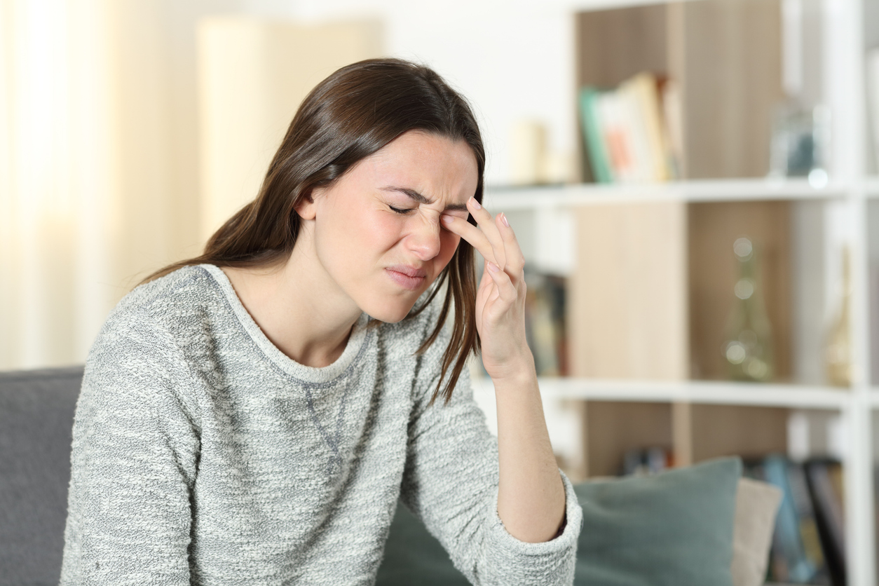 Una mujer con molestias en los ojos