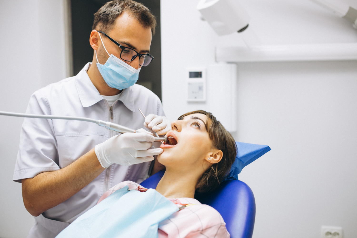 Adios a pagar por el dentista en 2025: empastes y limpieza gratis si cumples estos requisitos