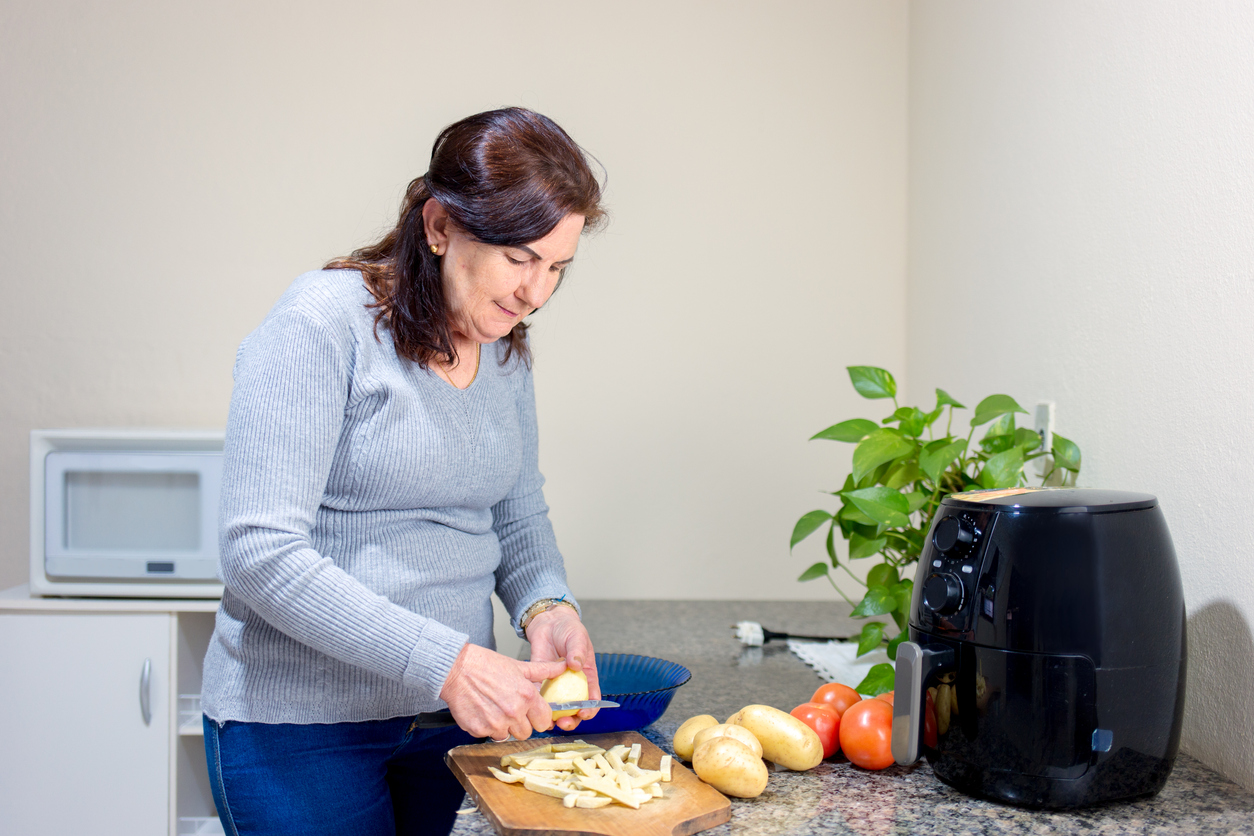 Que es mejor a la hora de cocinar alimentos: ¿un horno de microondas o una freidora de aire?