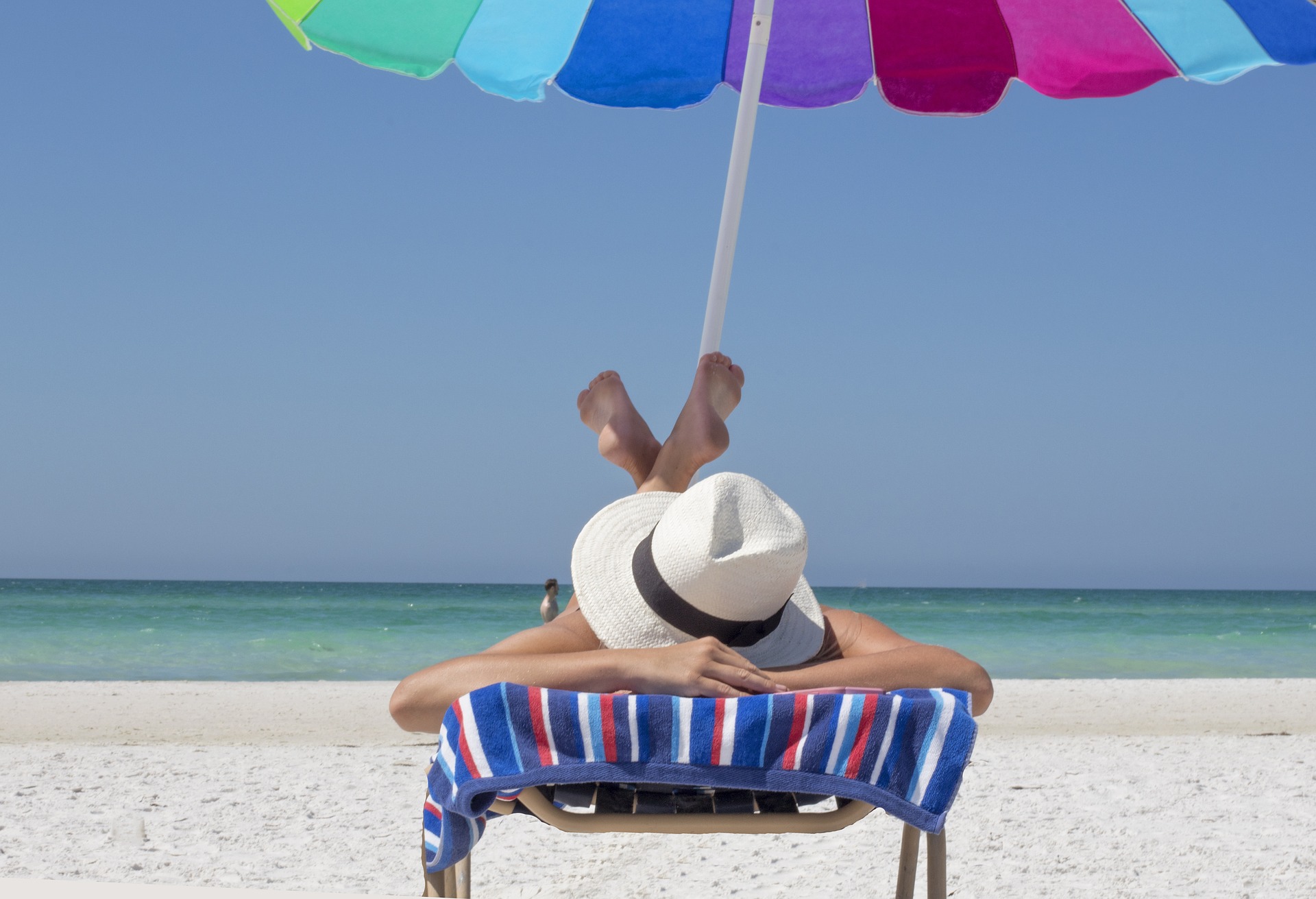 Una persona tomando el sol en la playa.