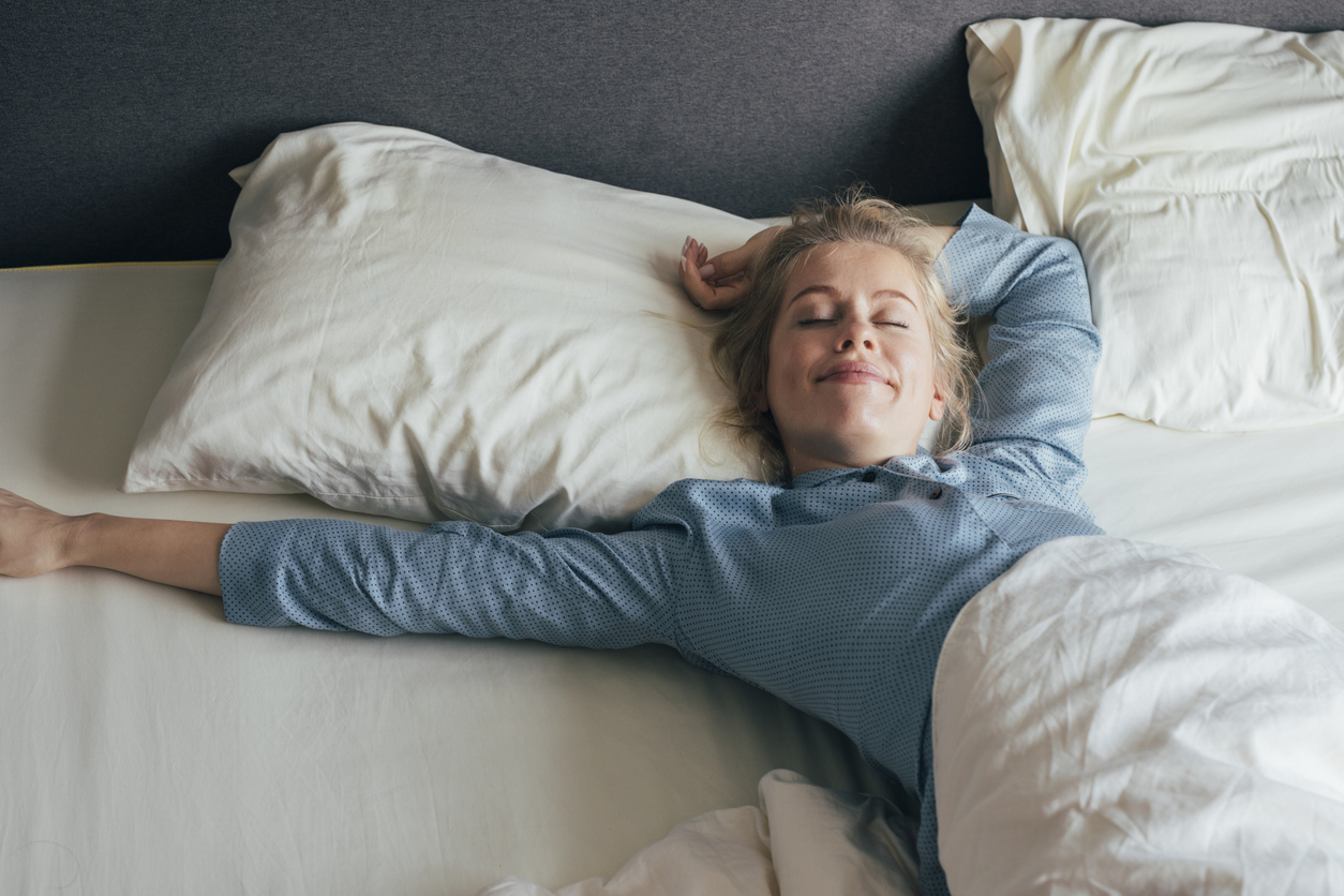 Una mujer joven durmiendo.
