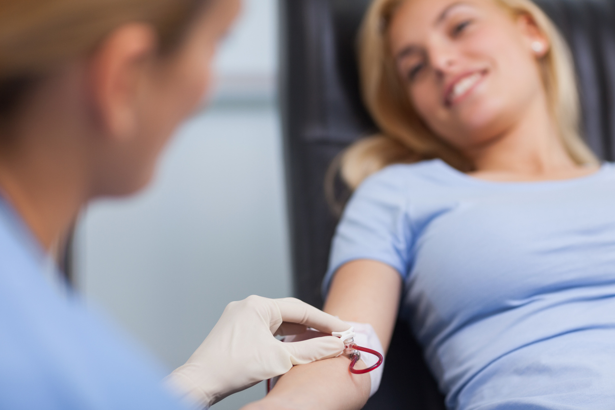 La falta de hierro en la sangre, algunos tipos de cancer o los trastornos inflamatorios pueden elevar el numero de plaquetas por encima de lo normal.