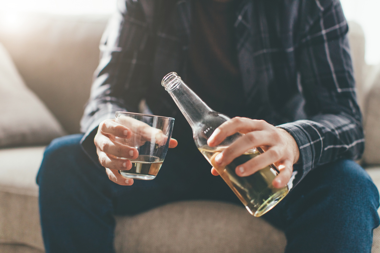Una persona consumiendo alcohol