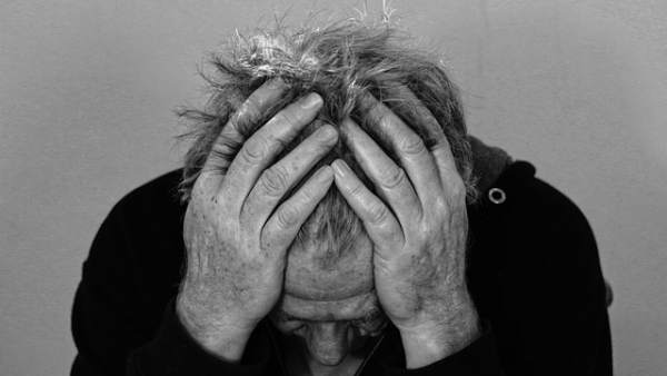 Si el hecho de reírse solo va a acompañado de síntomas preocupantes como alucinaciones, apatía grave y problemas para relacionarnos podría esconder una esquizofrenia.