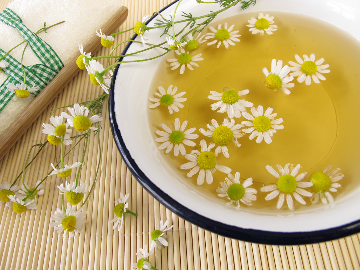 Agua de manzanilla con sus flores.