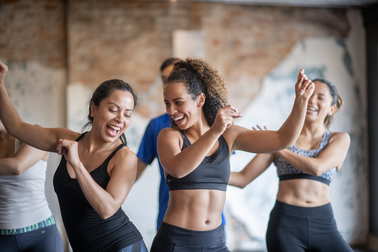 Bailar en grupo (ejercicio de cardio) tiene innumerables beneficios físicos y mentales.
