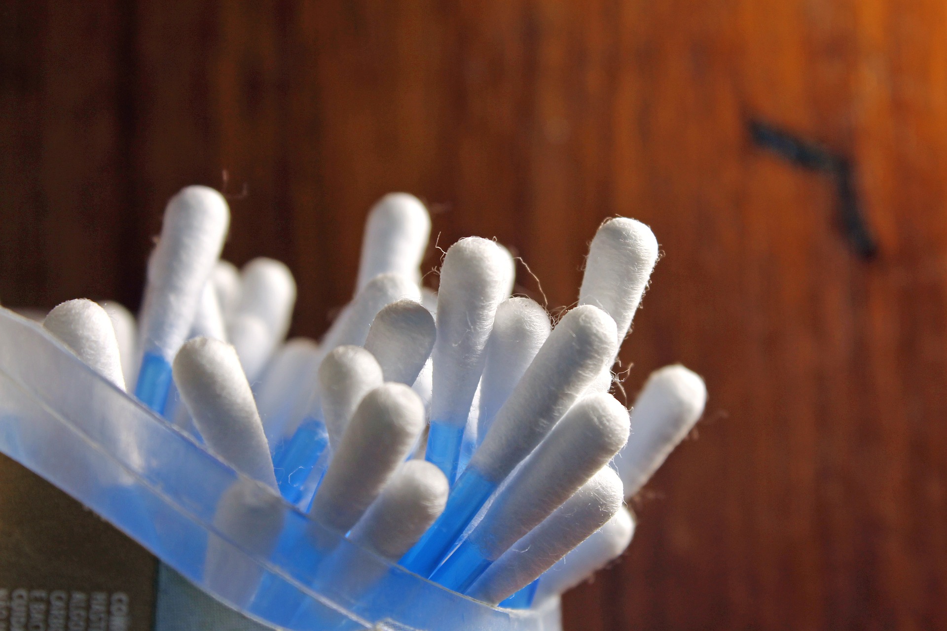 Los bastoncillos no son la mejor forma para limpiar los oídos, pues, usados mal, pueden daña el tímpano y formar tapones de cera.