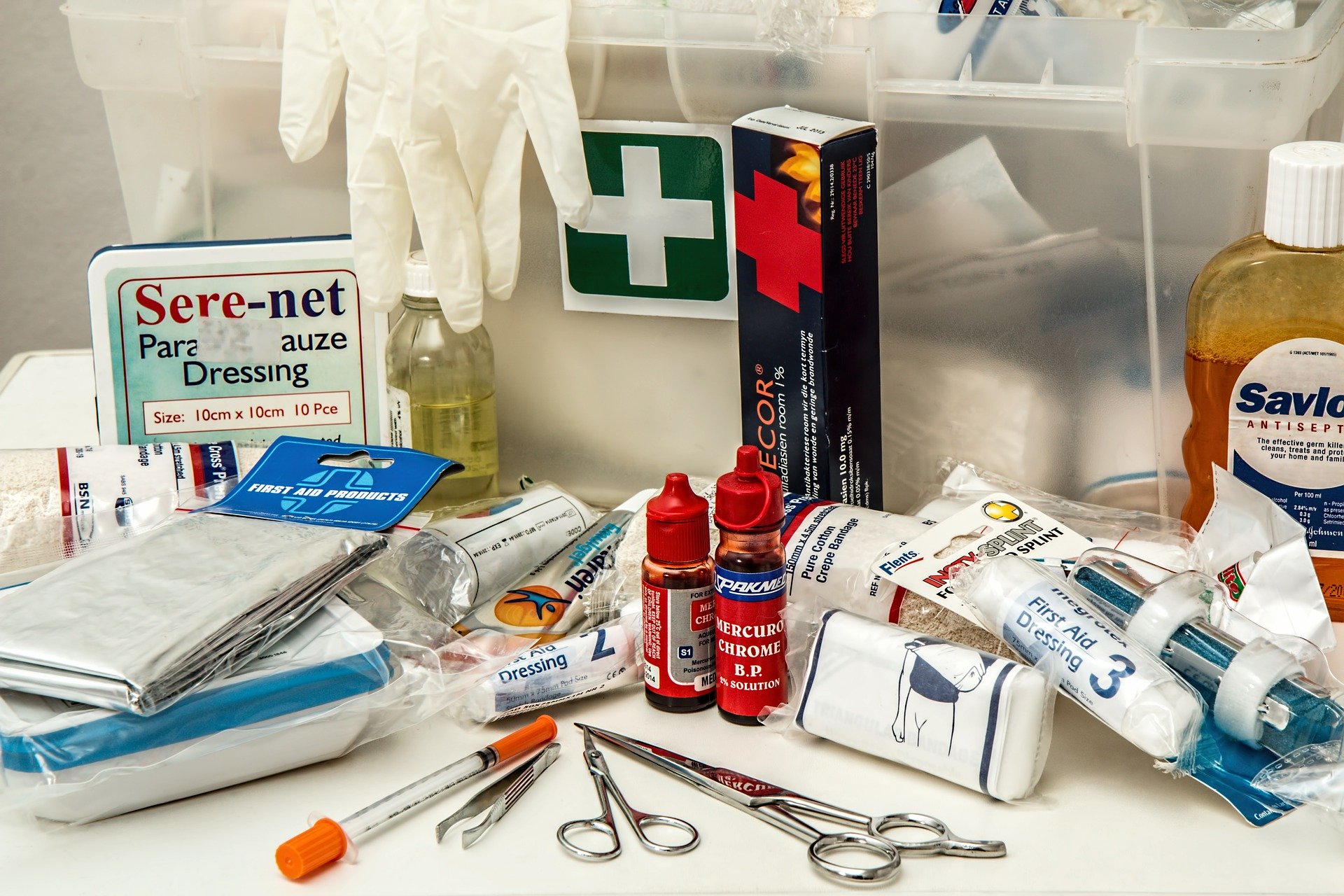 Teniendo en cuenta la situación de emergencia sanitaria, es fundamental tener un botiquín con termómetro, gasas, vendas o tijeras para hacer frente a cortes, rasguños y otras lesiones menores.
