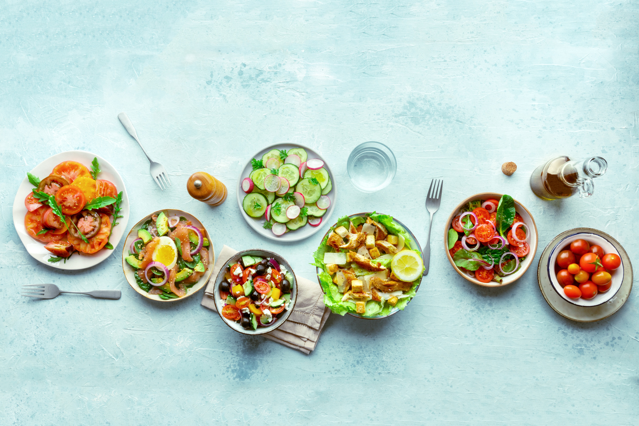 Platos con comidas refrescantes de verano.