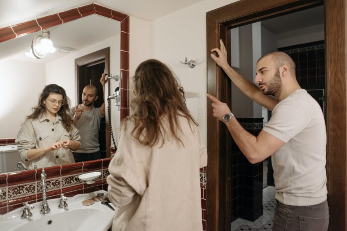 Qué significa cuando una persona se ríe sola en voz alta según la psicología