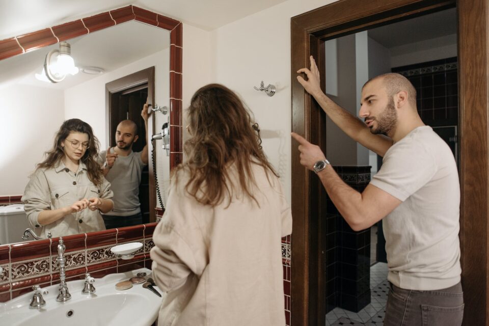 Qué significa cuando una persona se ríe sola en voz alta según la psicología