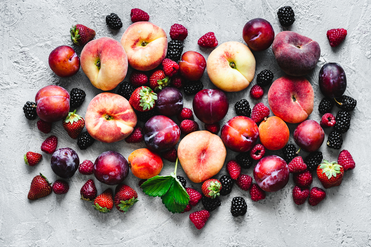 Varios tipos de frutas de temporada de verano