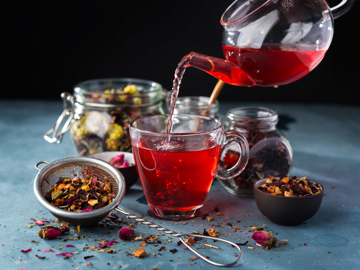 Taza con infusion natural de frutos rojos.