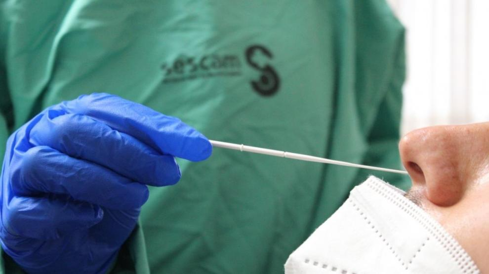 La emergencia sanitaria de covid esta cerrada pero el virus no termina de marcharse. De hecho, en las ultimas dos semanas ha vuelto, tal y como refleja el repunte en ultimos datos de incidencia, el incremento en las atenciones medicas y la duplicacion de la venta de test de antigenos.