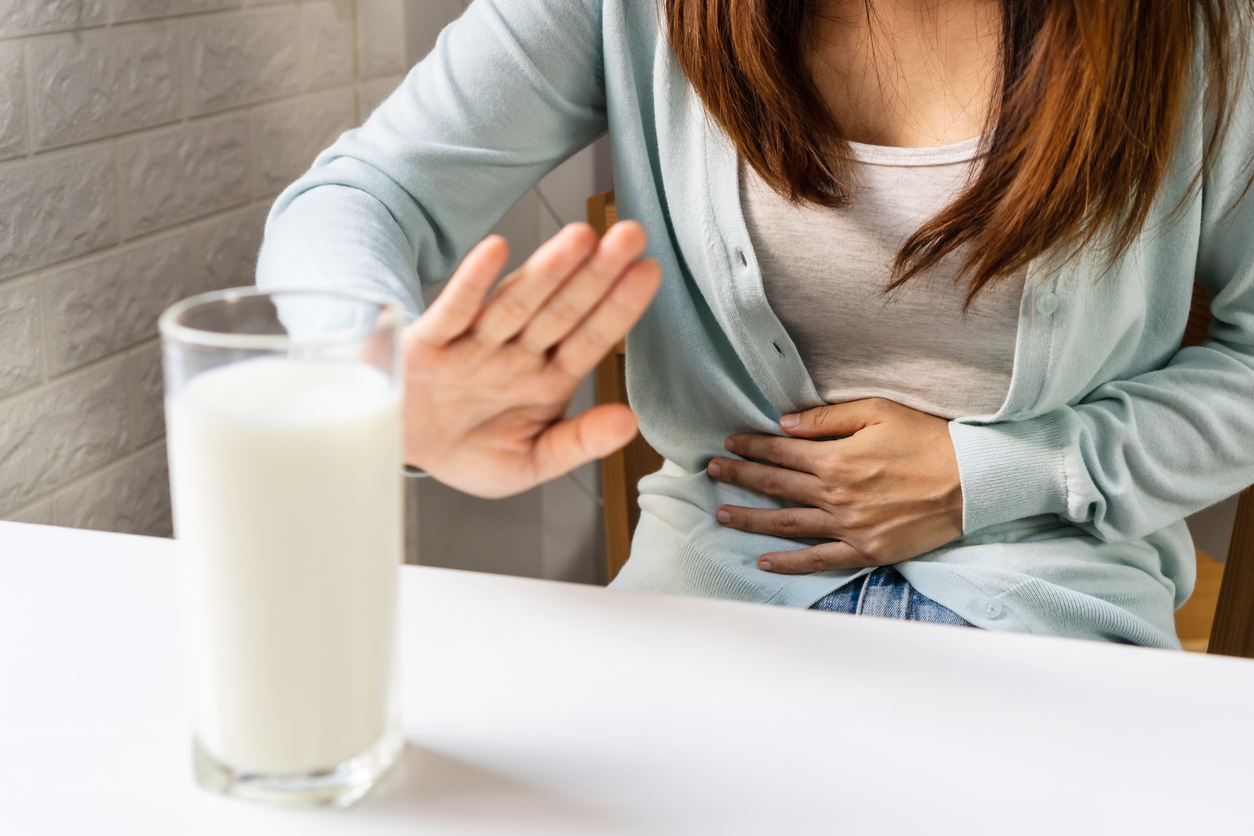 La intolerancia a la lactosa se produce por la deficiencia de una proteína, encargada de digerir el azúcar de la leche.