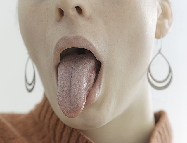 Imagen de una chica sacando la lengua.