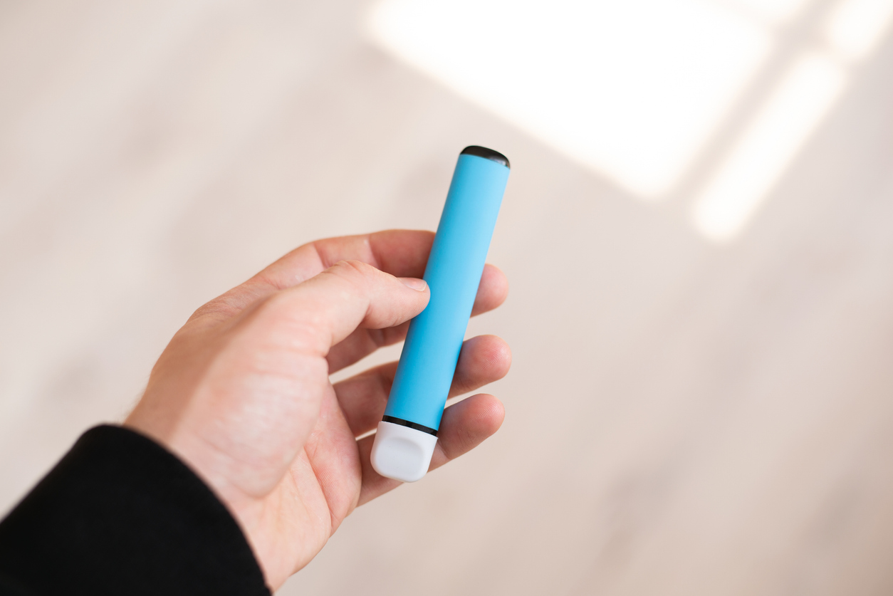 Los vapeadores desechables podrían liberar más metales pesados que los cigarrillos tradicionales, según un nuevo estudio.