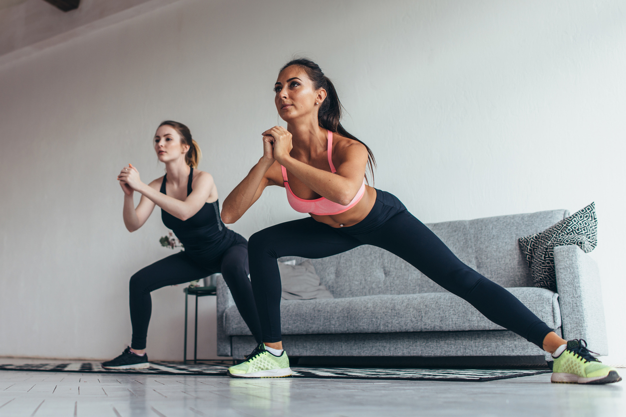 Lunges laterales, una modalidad de desplantes que trabaja otros músculos.