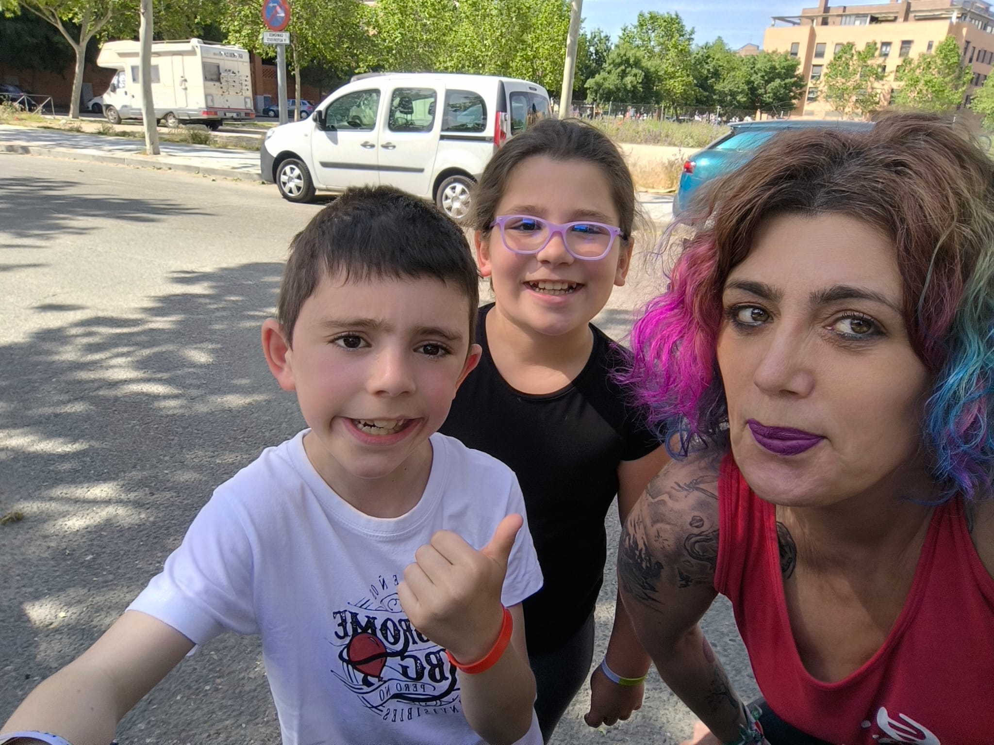 Maribel, junto a sus dos hijos pequeños.