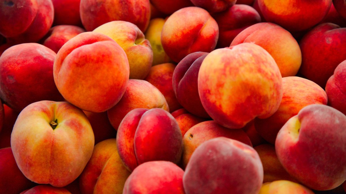 El color de las frutas (como los melocotones) nos orienta sobre su contenido en betacarotenos.