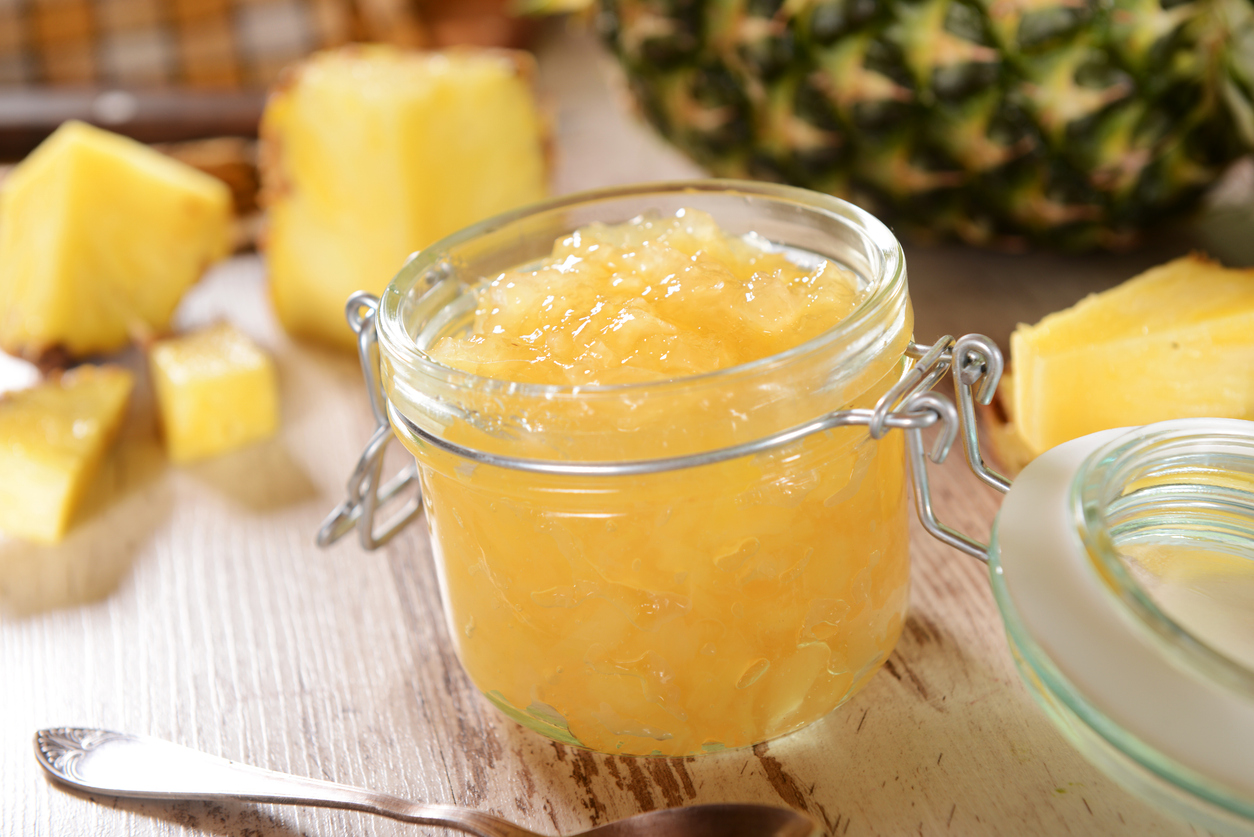 Mermelada de piña en tarro de cristal.
