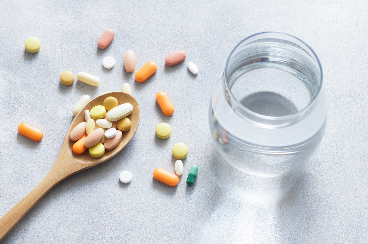 Pastillas con vaso de agua
