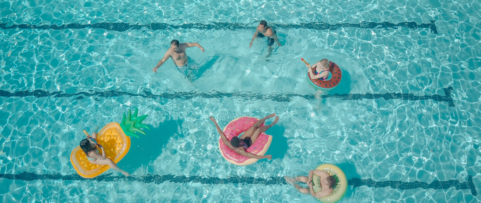 Personas en la piscina.