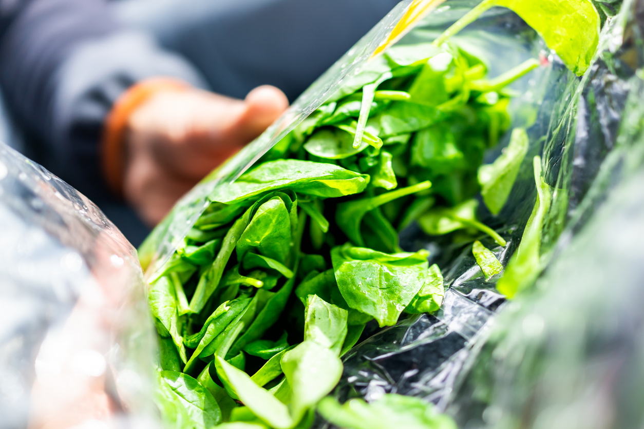 Siempre se recomienda lavar las verduras crudas antes de comerlas, aunque vengan en bolsa