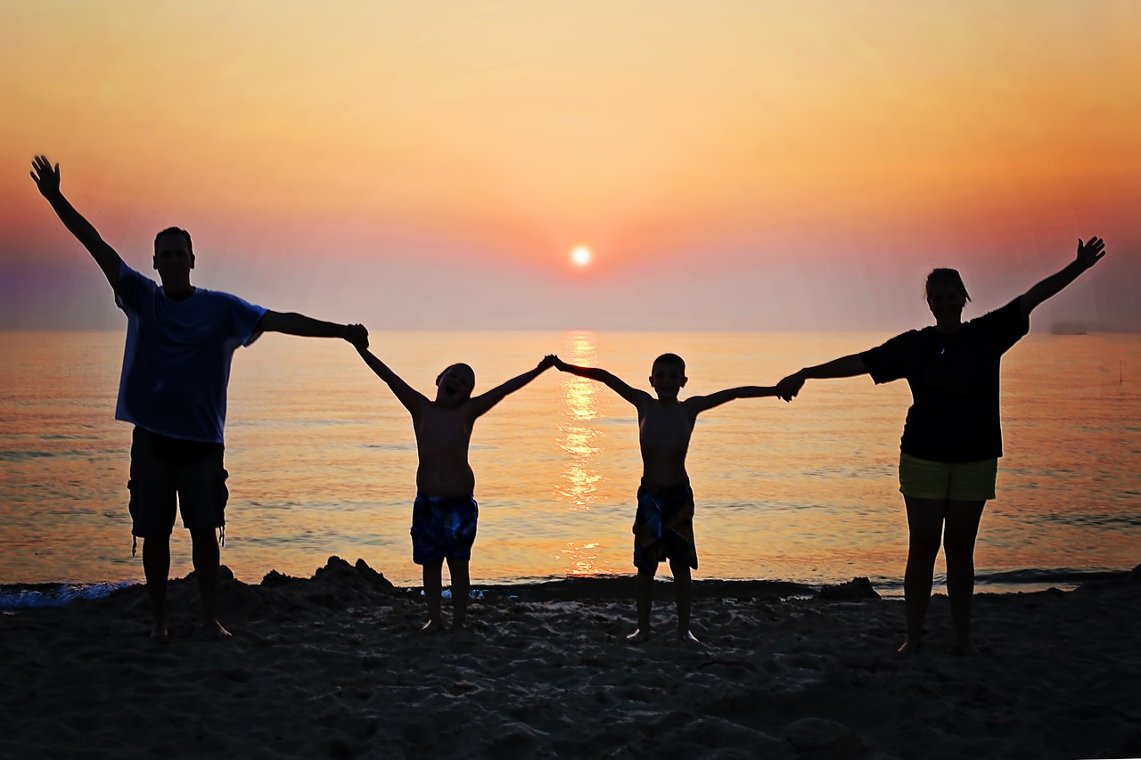 Una familia disfrutando de una jornada de playa.