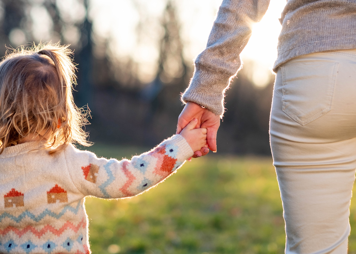 Desde pequeños, los padres son nuestros referentes, y nadie nos enseña a ser hijos, simplemente nos dejamos cuidar.