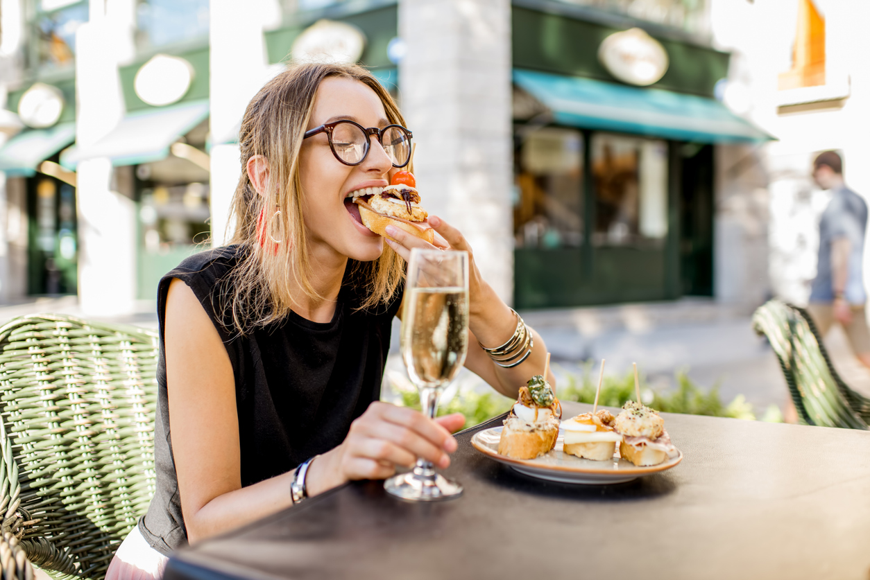Una mujer comiendo en un restaurante de España