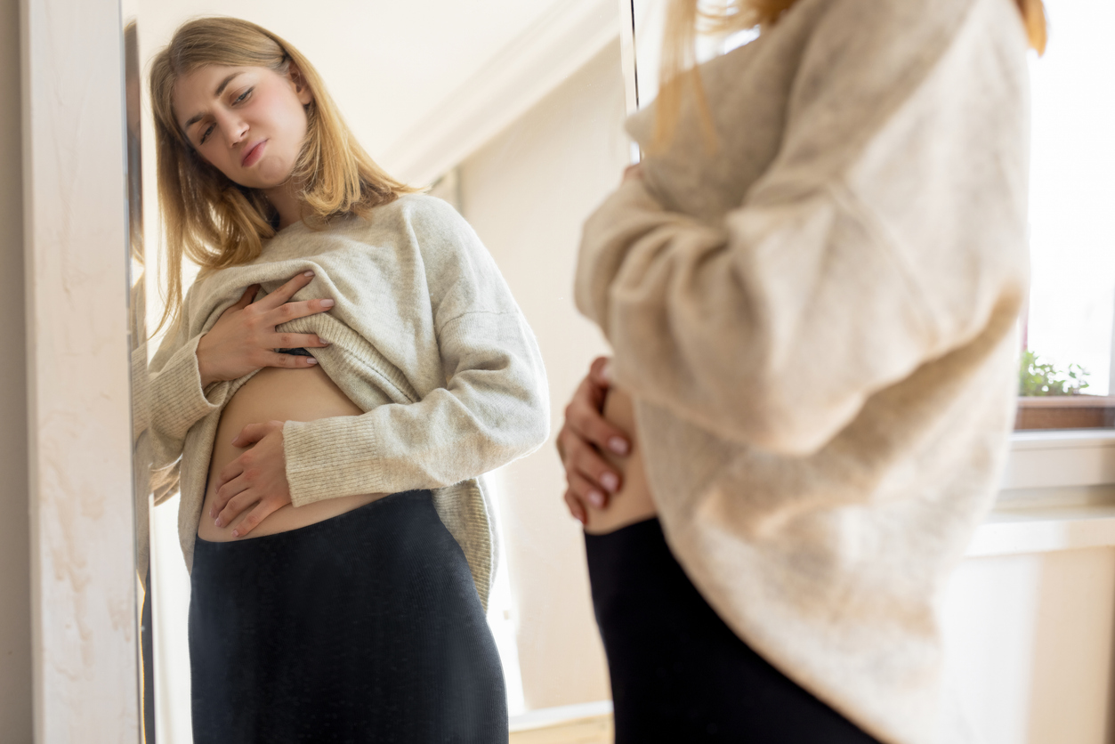 Una mujer con inflamacion abdominal.