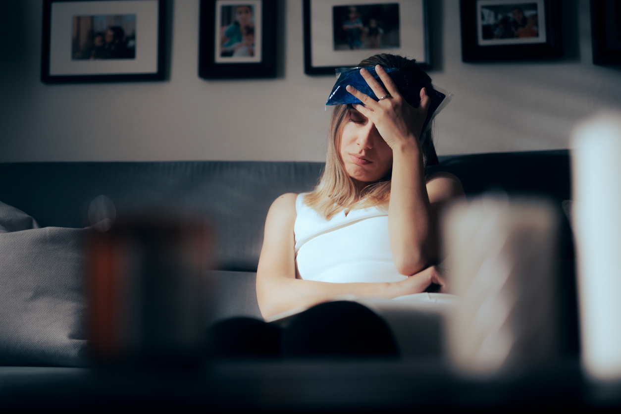 Una mujer con migraña