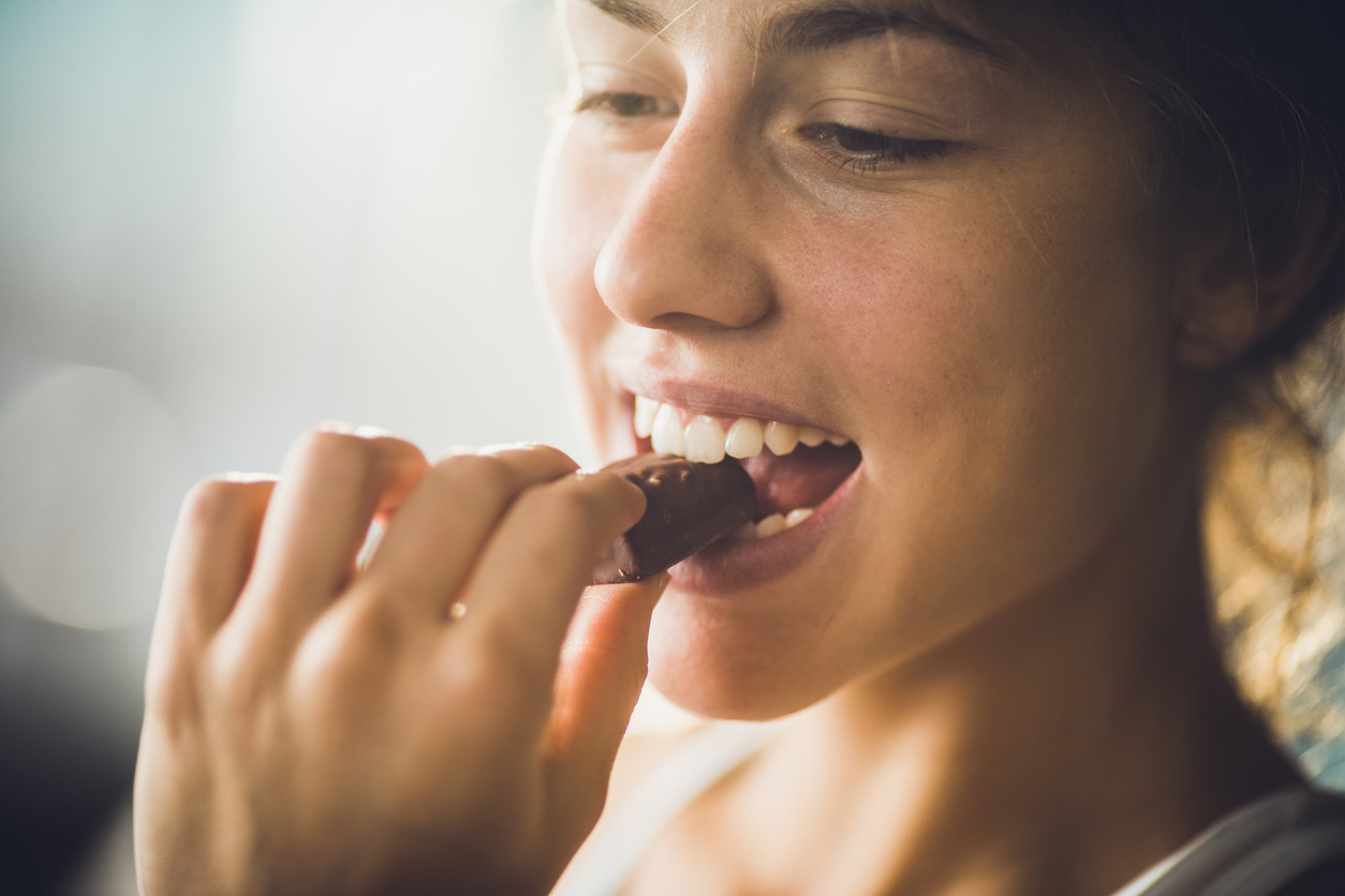 Los atracones de comidas azucaradas o ricas en carbohidratos antes de la regla son habituales.