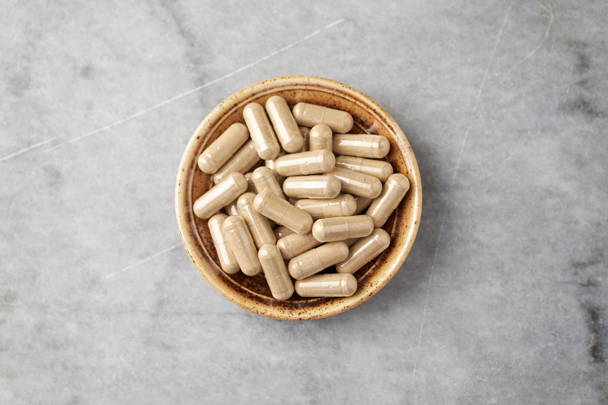 Uno de los beneficios de suplementarnos con ashwagandha es que ayuda a la relajacion.