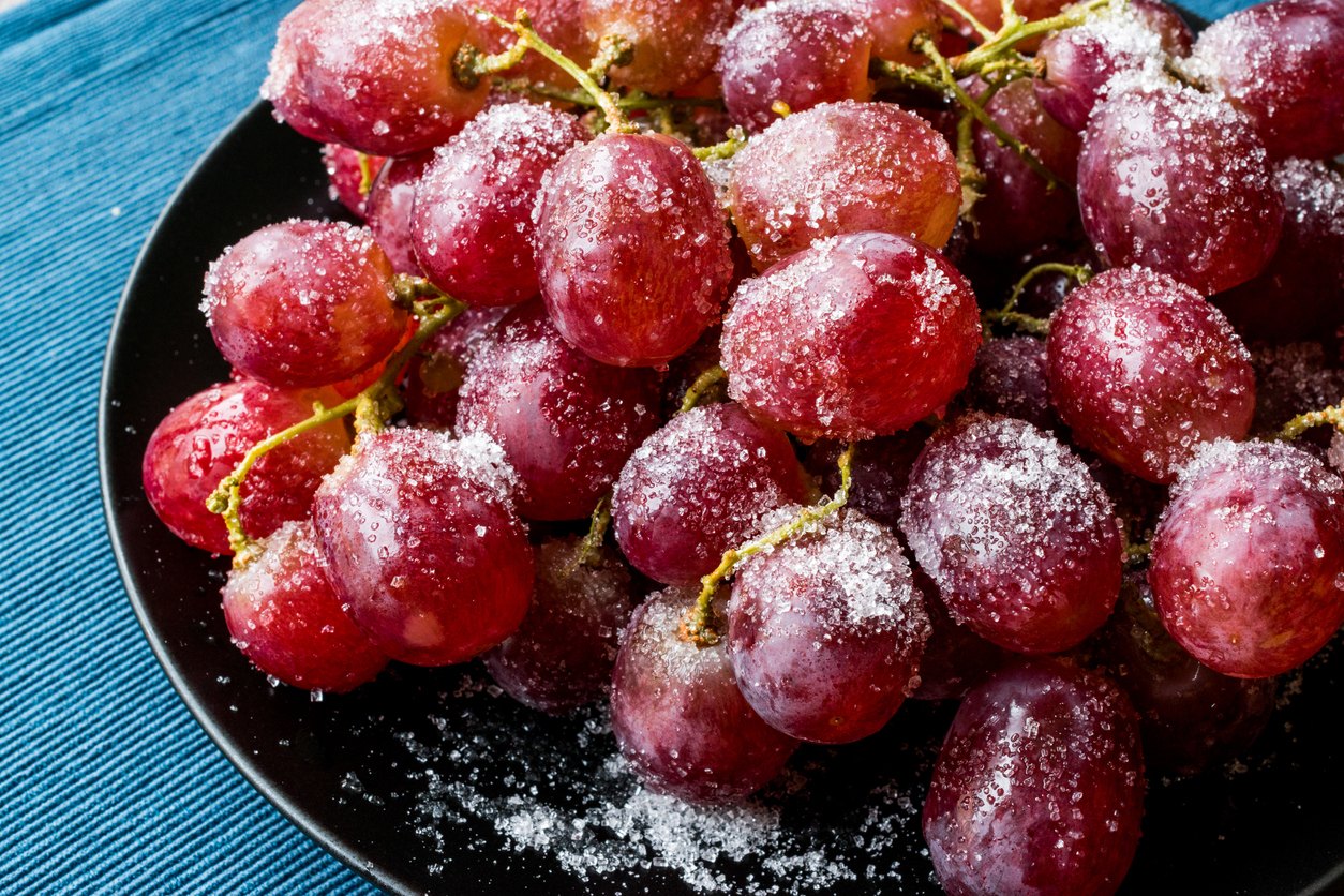 La uva roja/morada es la que contiene mayor cantidad de antioxidantes.