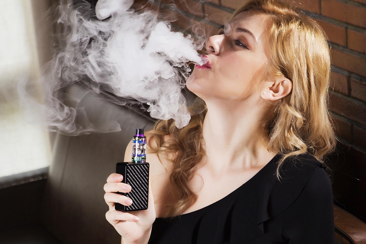 Una mujer usando un vapeador.