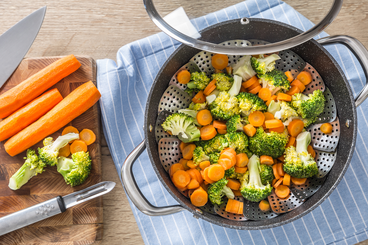 Olla con vegetales al vapor